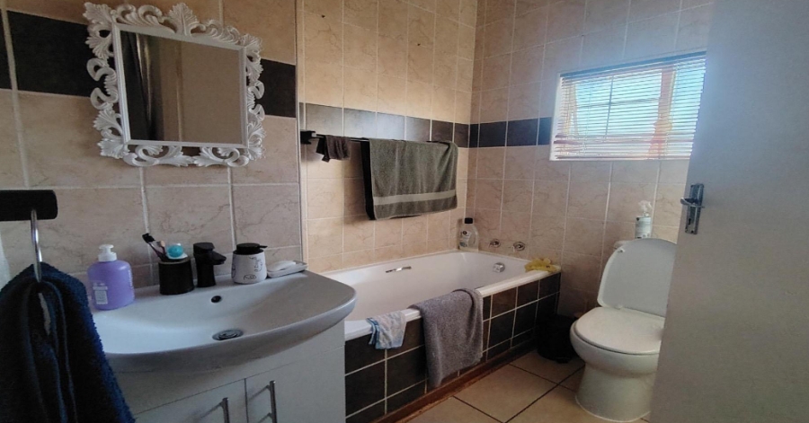 3 Bedroom Property for Sale in Langenhovenpark Free State